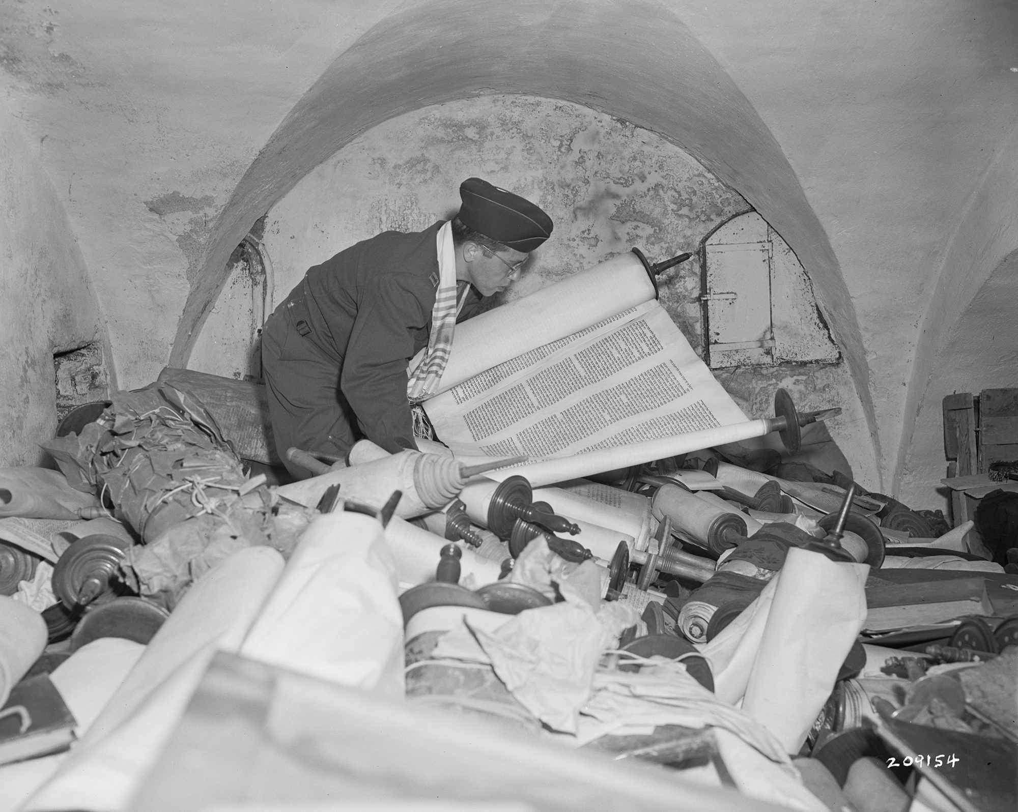 nazi looted books and torahs