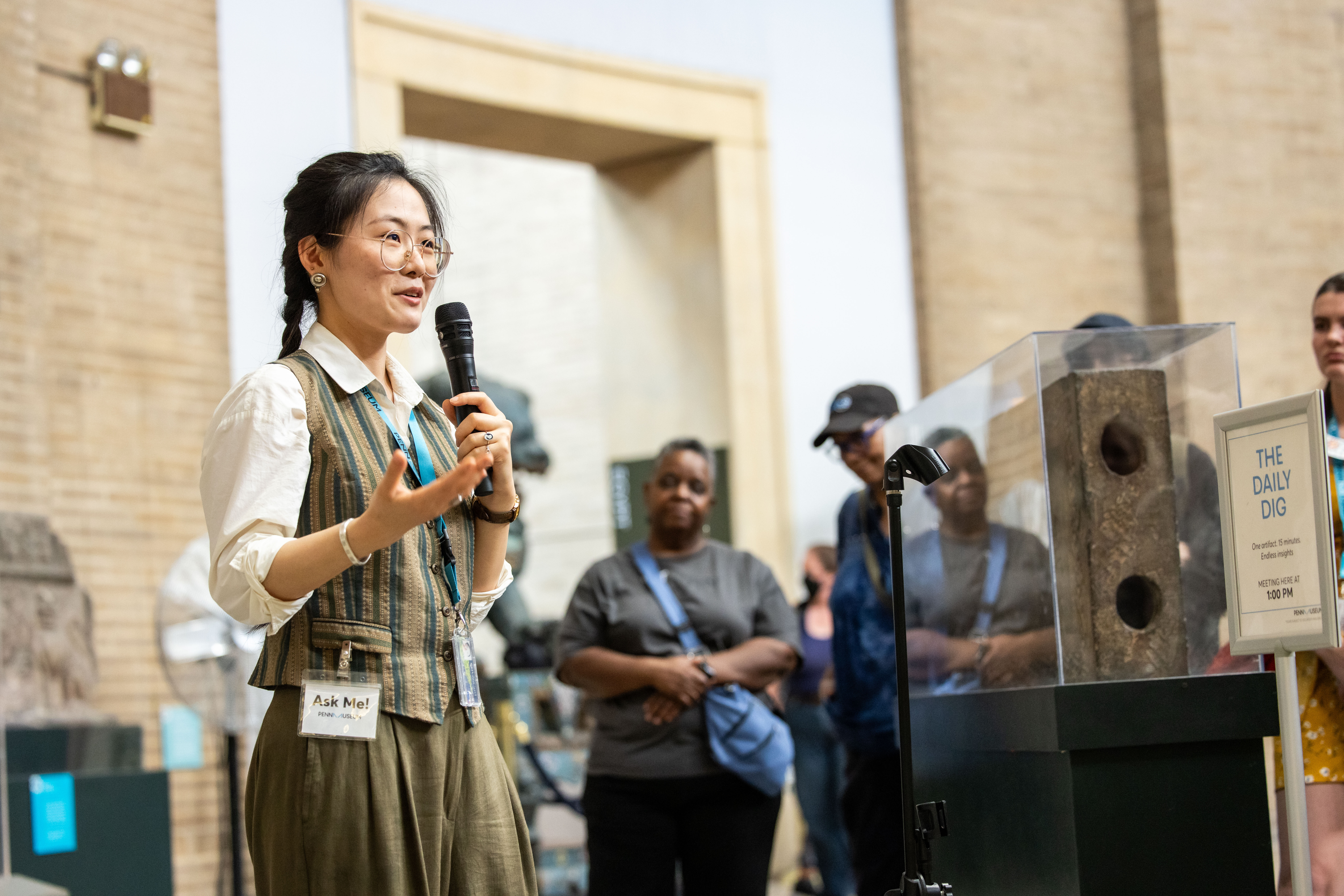 Qi Liu gives talk at Penn Museum.