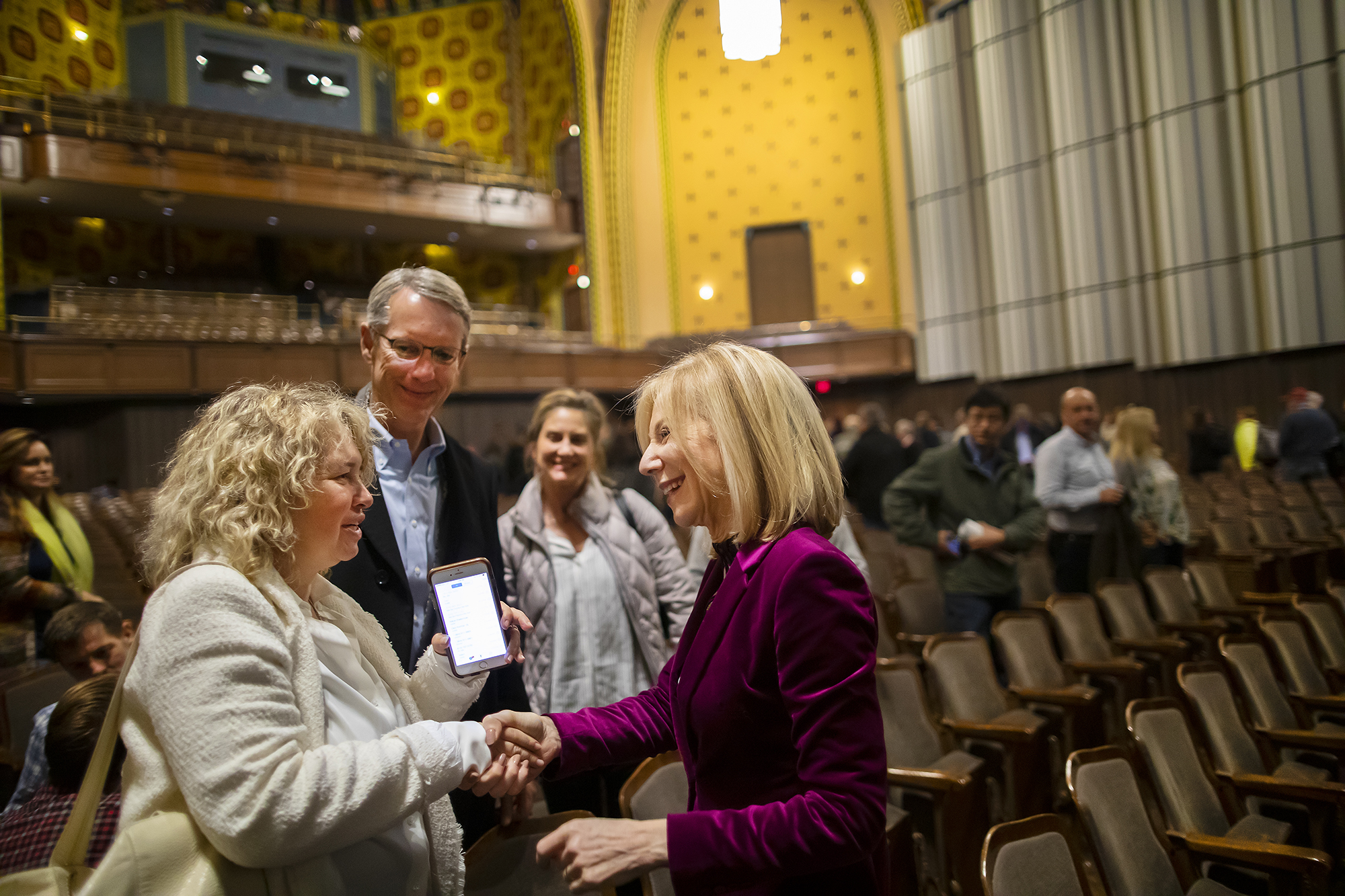 penn_president_amy_gutmann_shakes_hands_with_mother_at_family_weekend_2018
