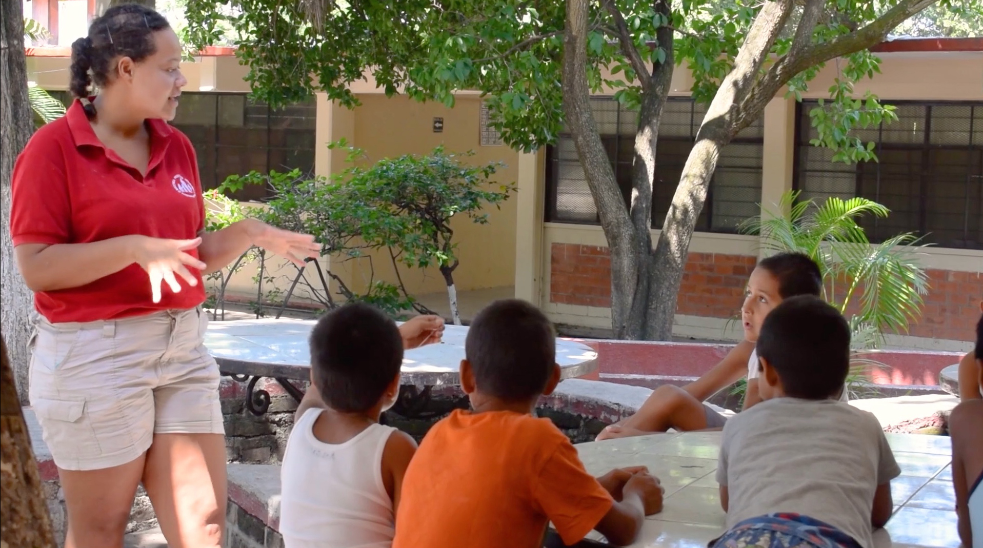 Alaina Hall teaching kids in Mexico