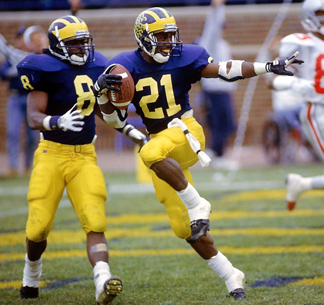 Desmond Howard strikes the Hesiman pose after returning a punt for a TD in 1991