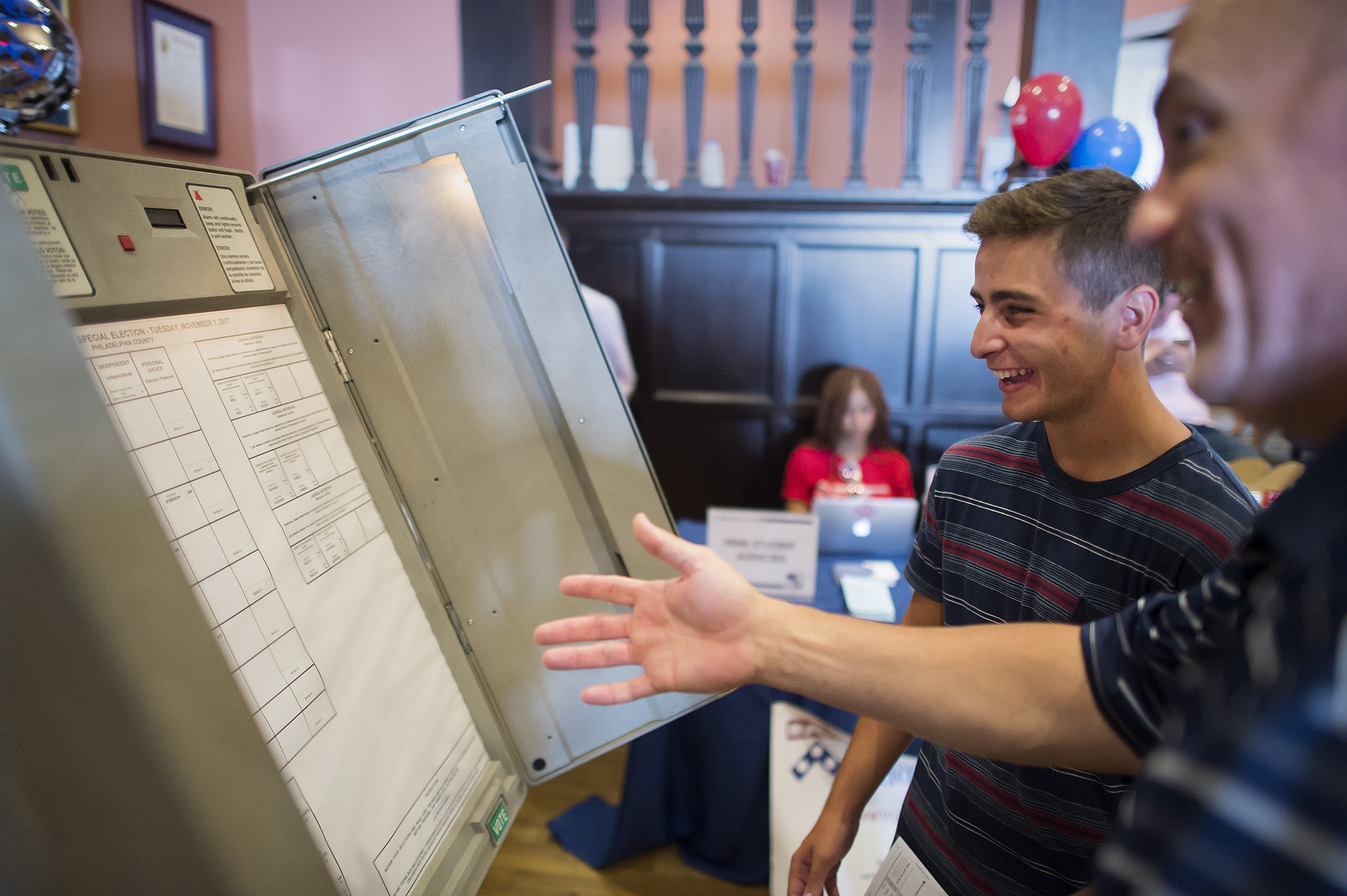 students gets a lesson on using voting machine