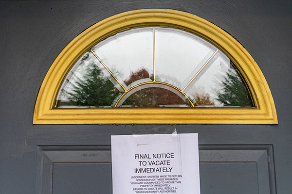 Notice taped to front door that reads FINAL NOTICE TO VACATE IMMEDIATELY.