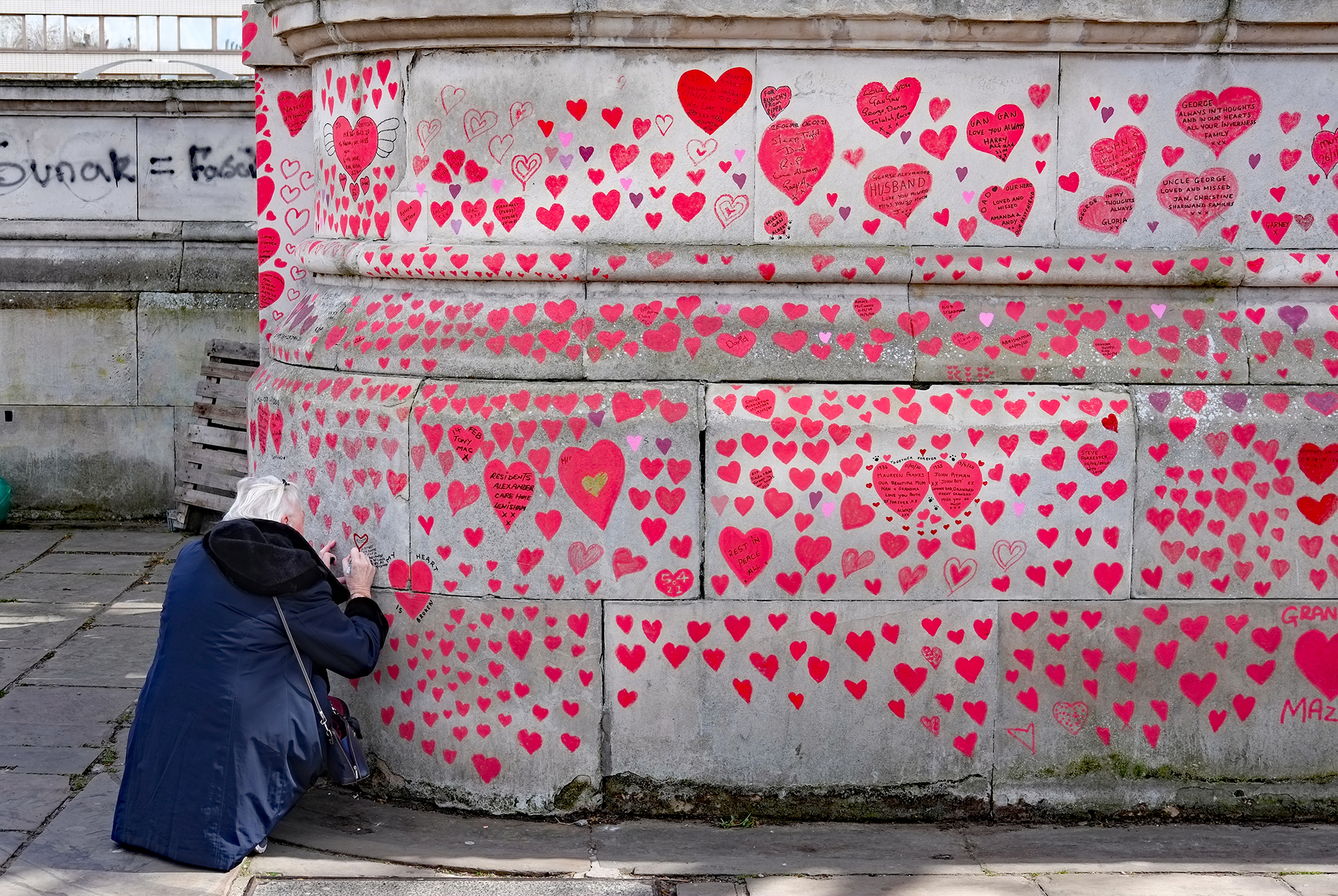 covid memorial wall with hearts