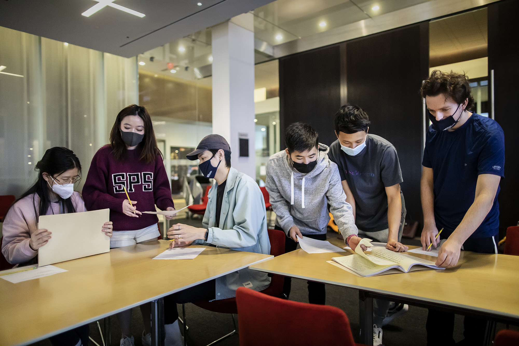 students from library class on chinese jews