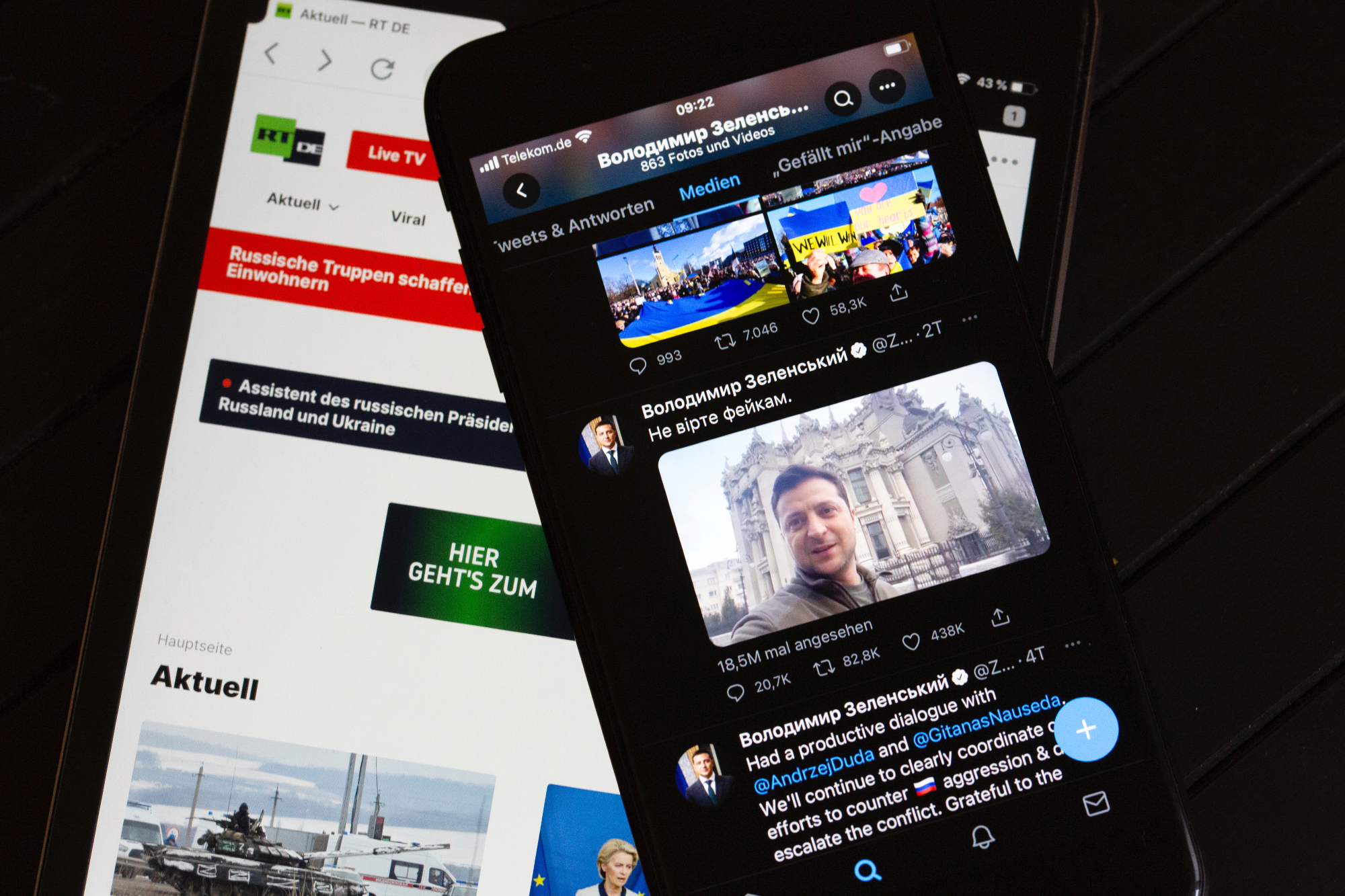 On the screen of a tablet (l), the website of the Russian TV channel RT can be seen. On the right, the screen of a smartphone shows the official Twitter account of Ukrainian President Selenskyj