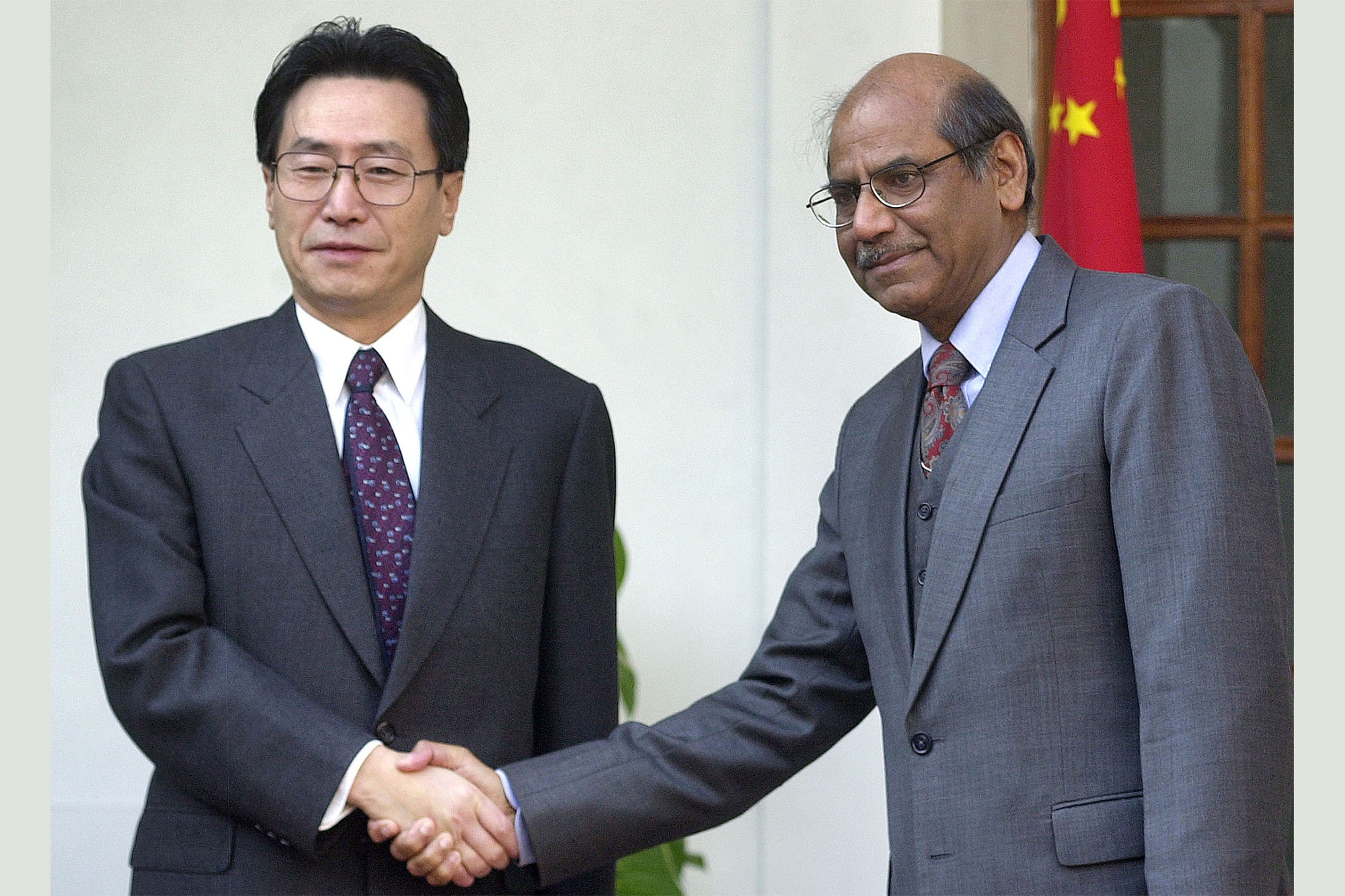 Saran shakes hand of diplomat