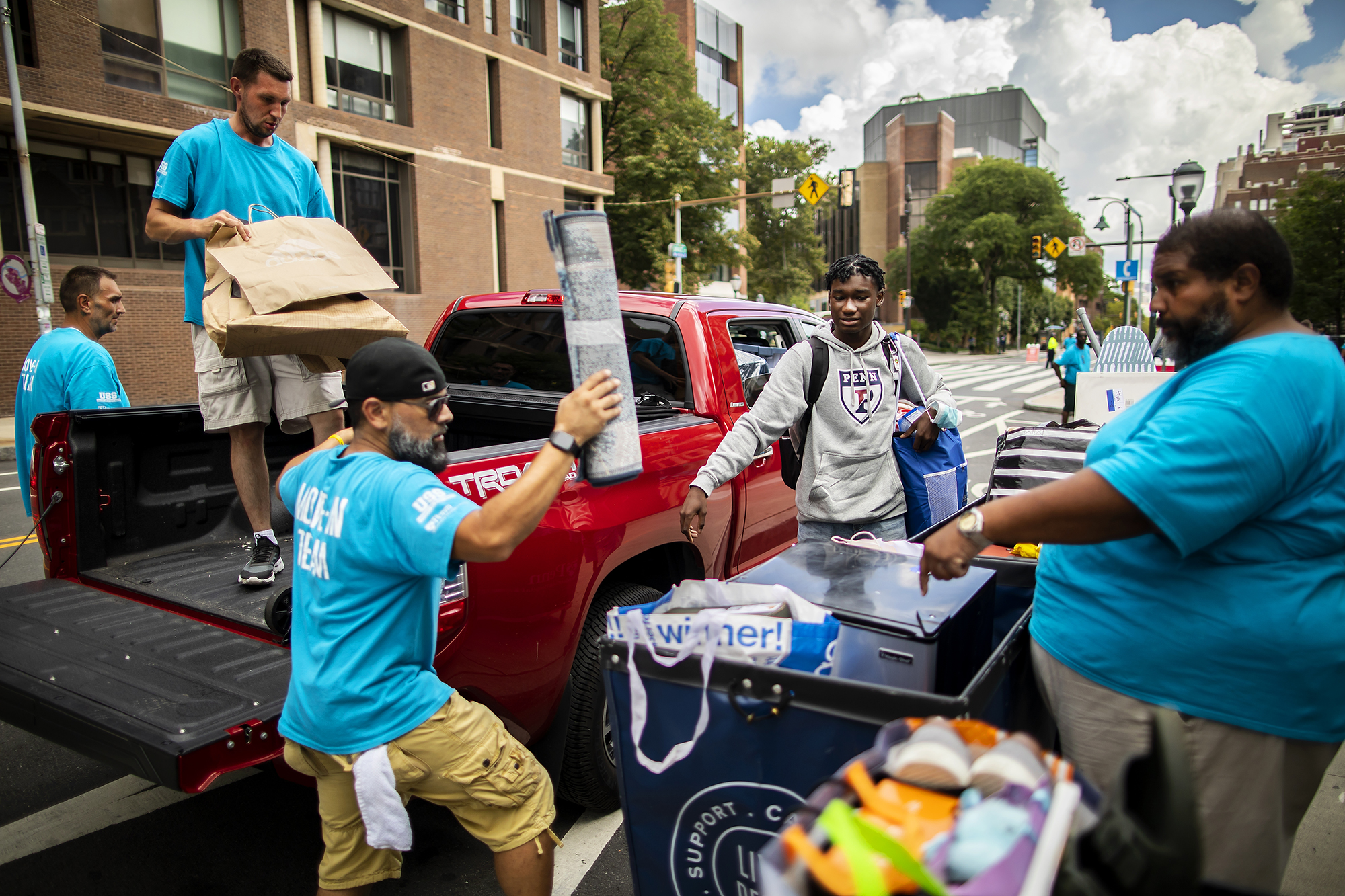 incoming first year students unload vehicles on spruce street