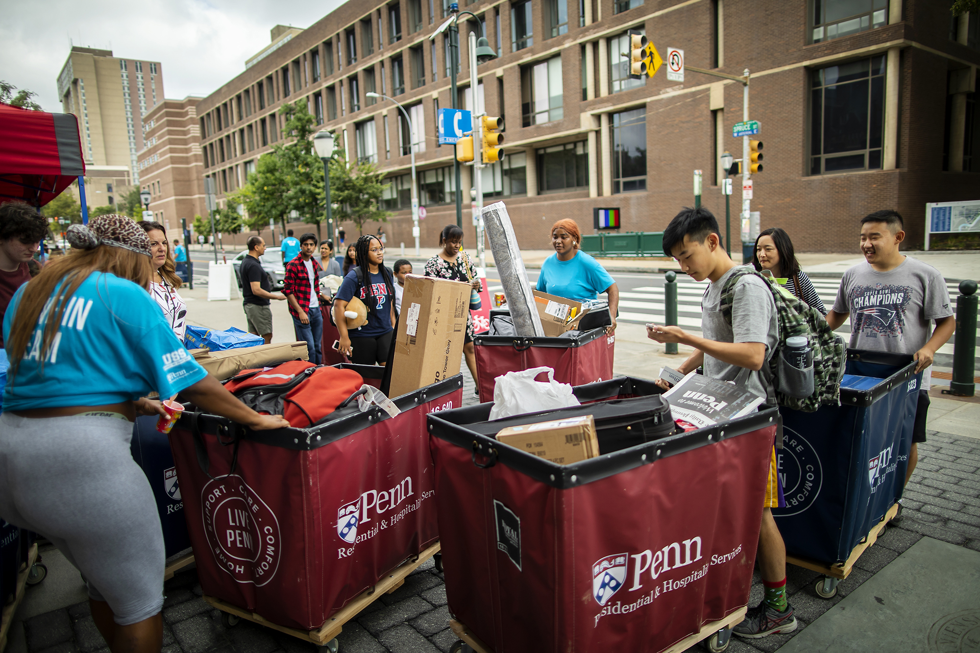 incoming first year students move into the quad with carts