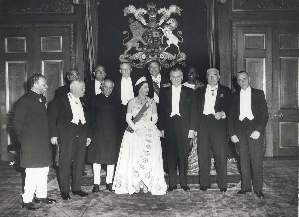 Historical image of Queen Elizabeth standing with leaders of the Commonwealth in 1960.