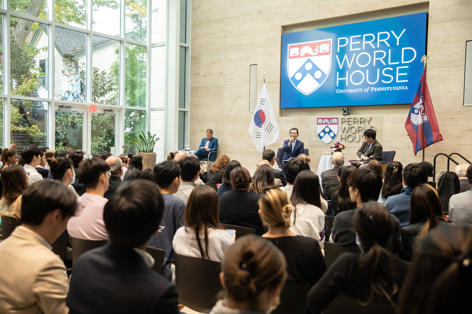 Chung Sye-kyun speaks to a seated audience at the Perry World House.