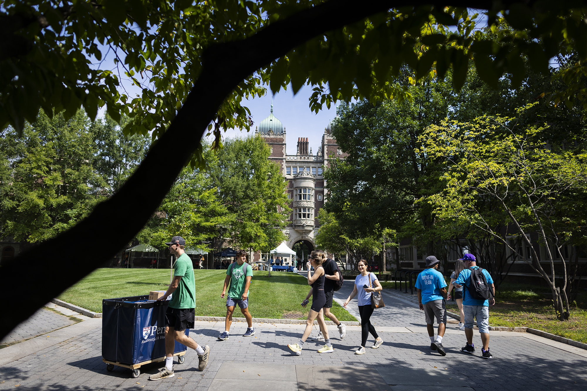 Students, parents and Move-In helpers walking on Penn’s campus.