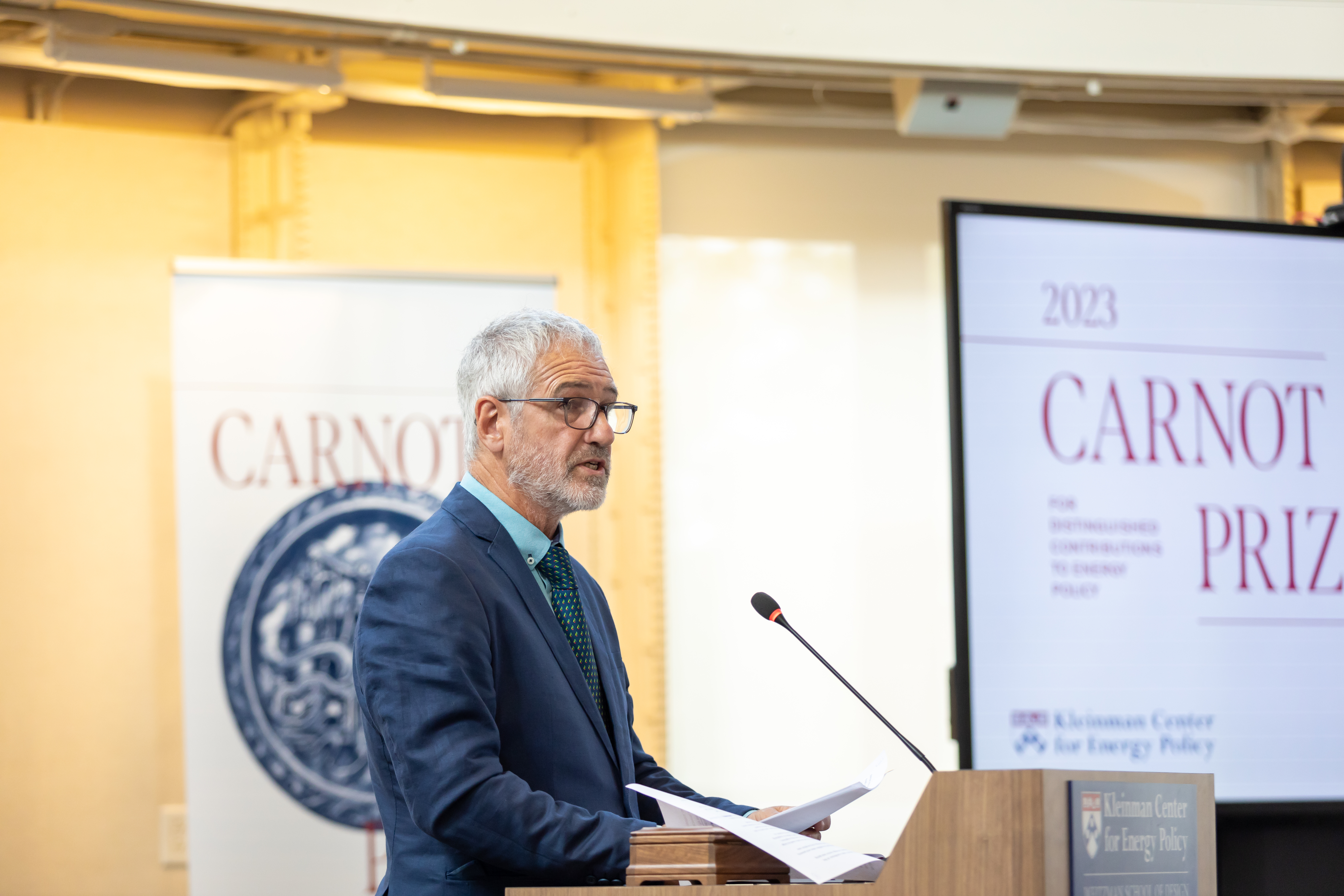 Ramón Méndez Galain speaks at award ceremony.