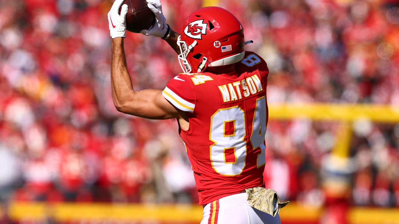 Justin Watson of the Kansas City Chiefs catches a pass above his head.