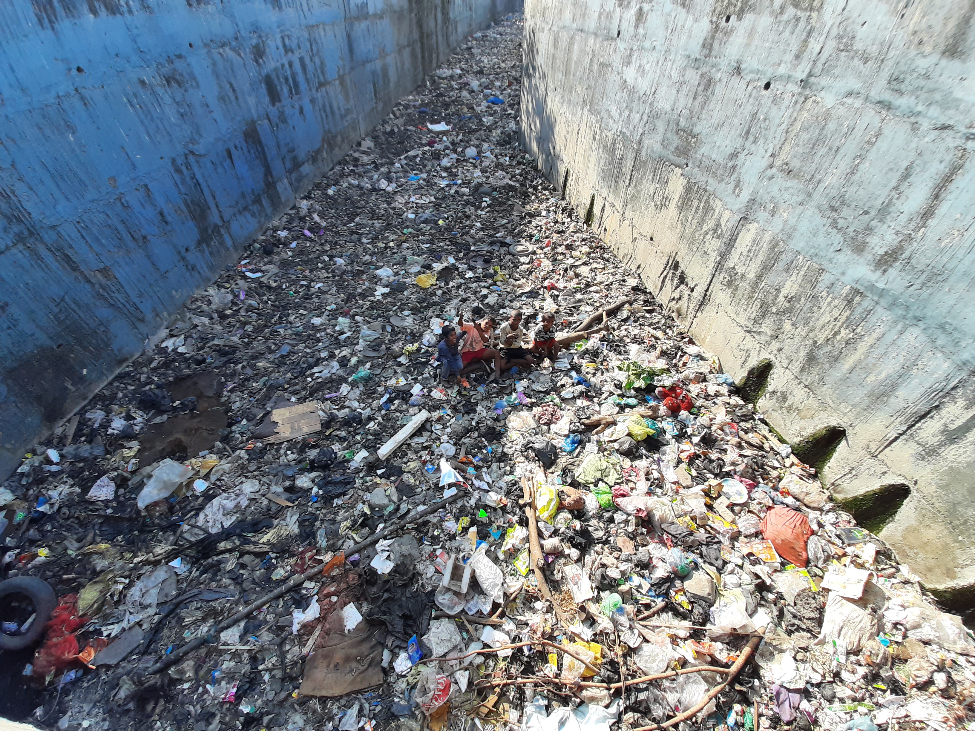 Doctoral candidate Adwaita Banerjee documents life surrounding a dumping ground in India