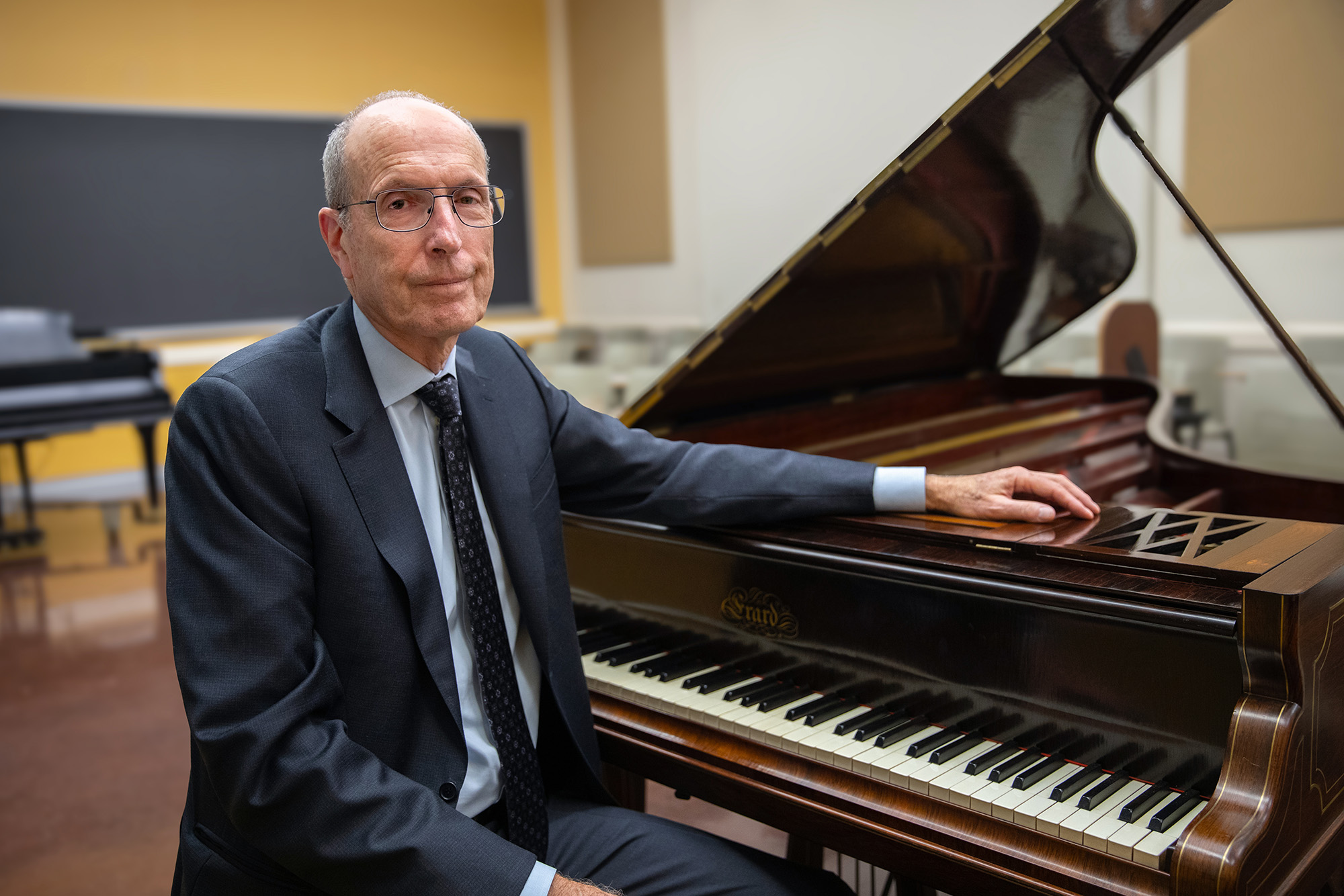 Jeffrey Kallberg at a grand piano.