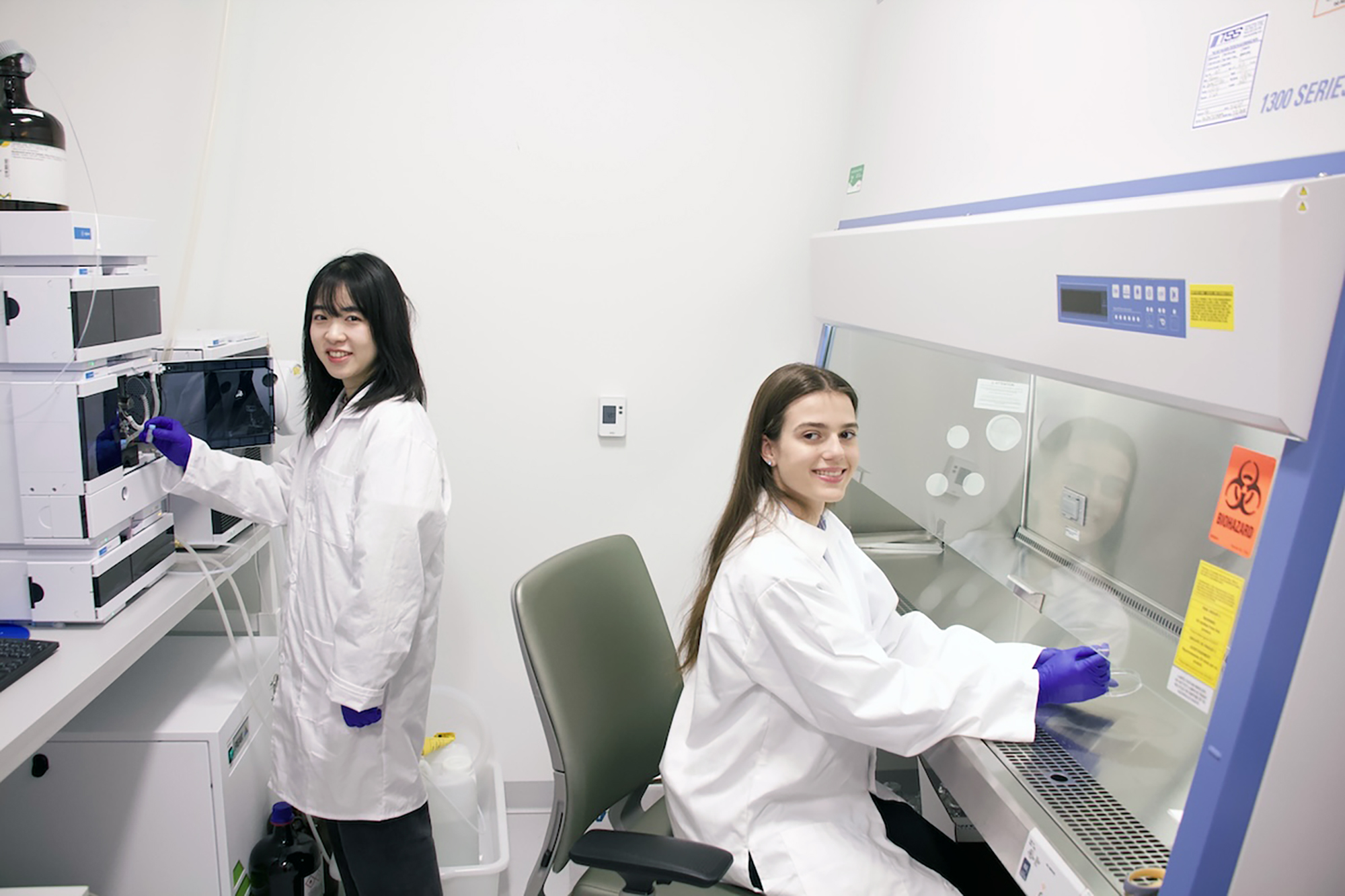 Qiuyue Nie and Maria Zotova at work in the lab