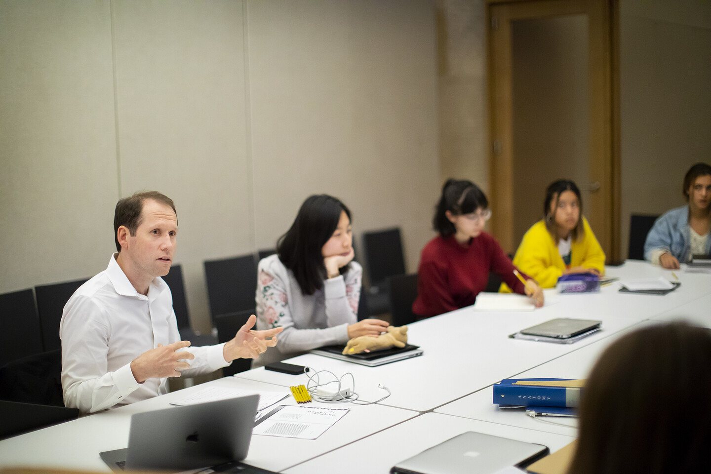 Aaron Levy teaching at the Barnes