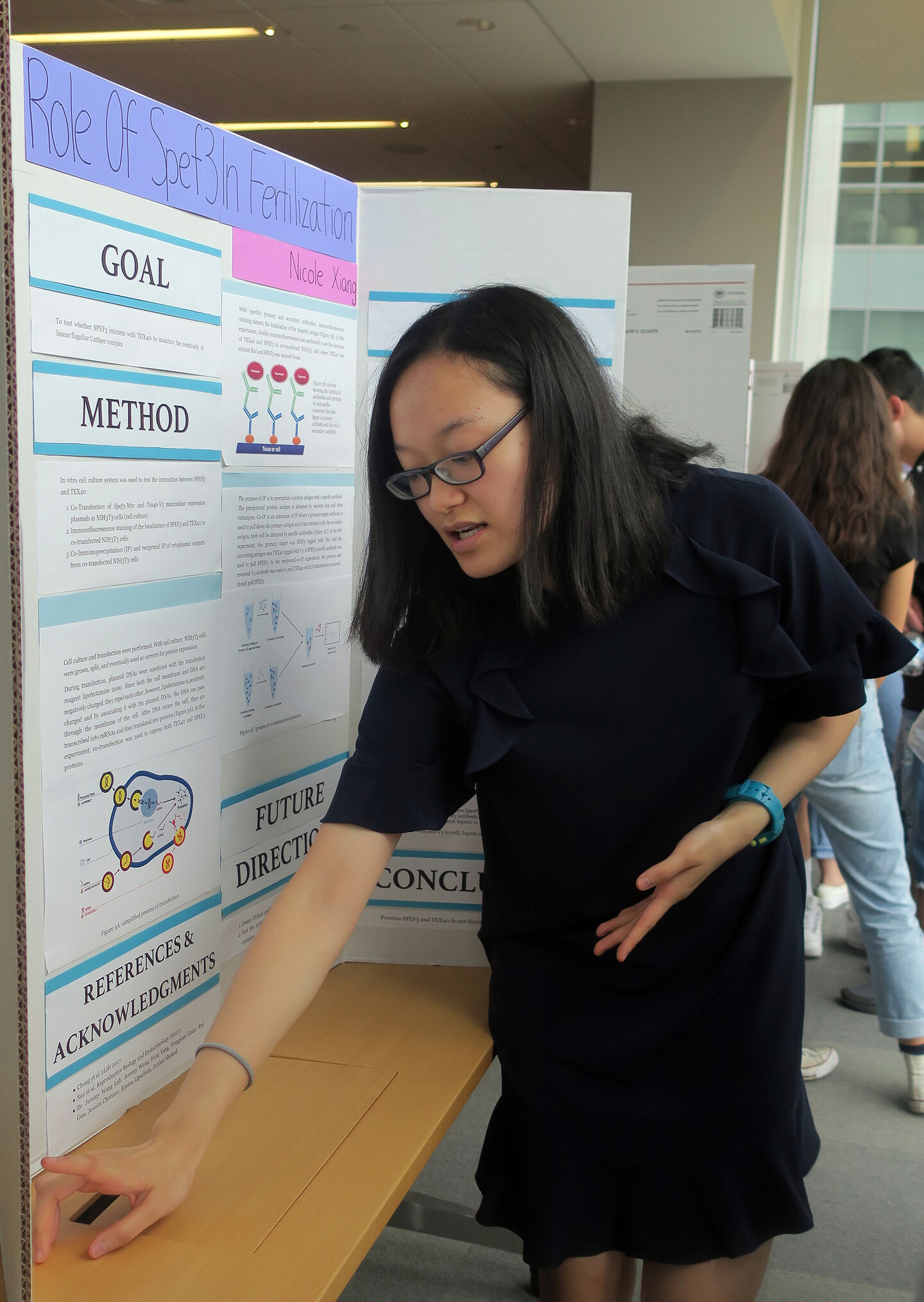 Recent PARS alumna Nicole Xiang presents her research at a luncheon in August.