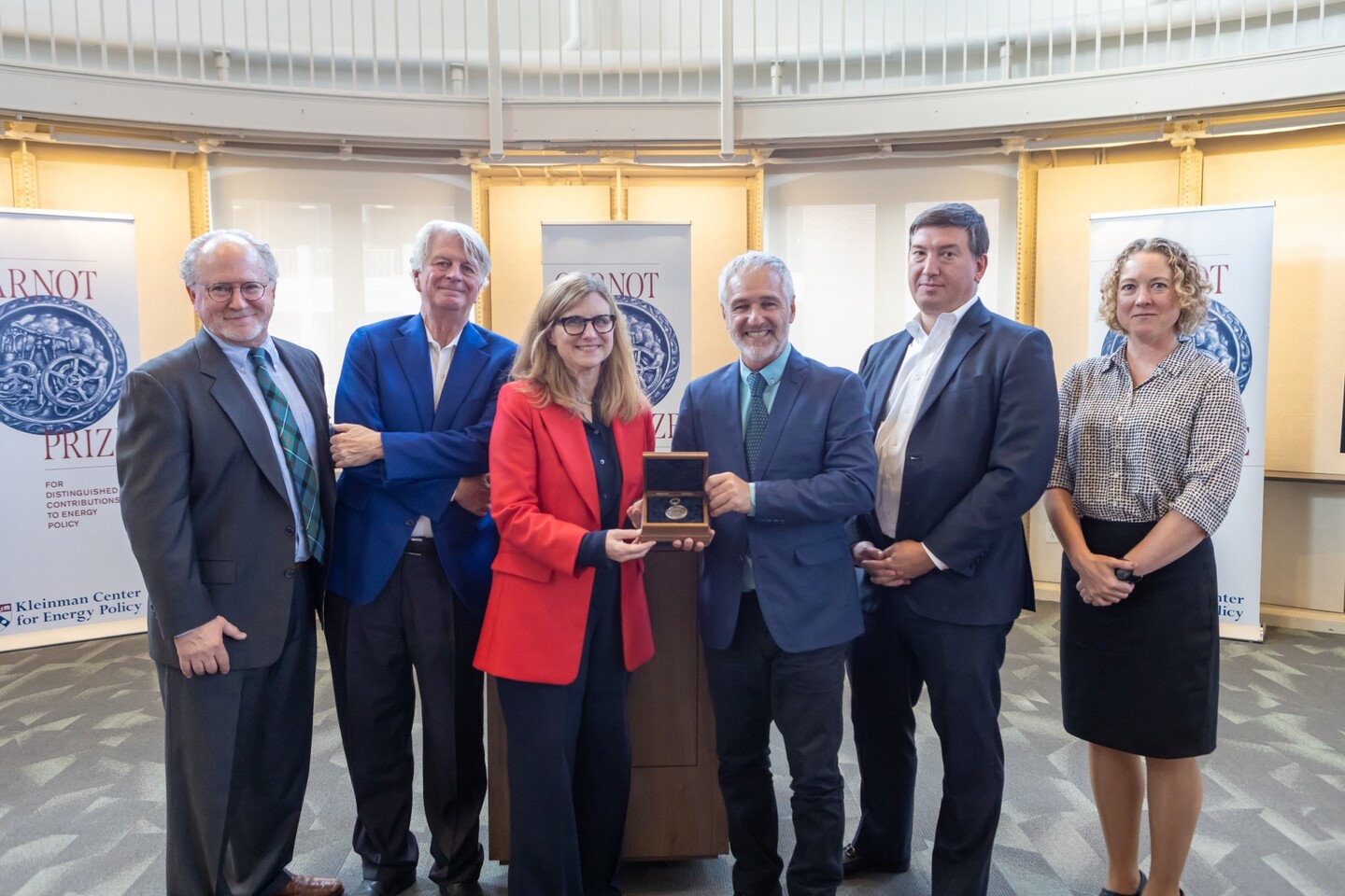 Liz Magill presents award to Ramón Méndez Galain.