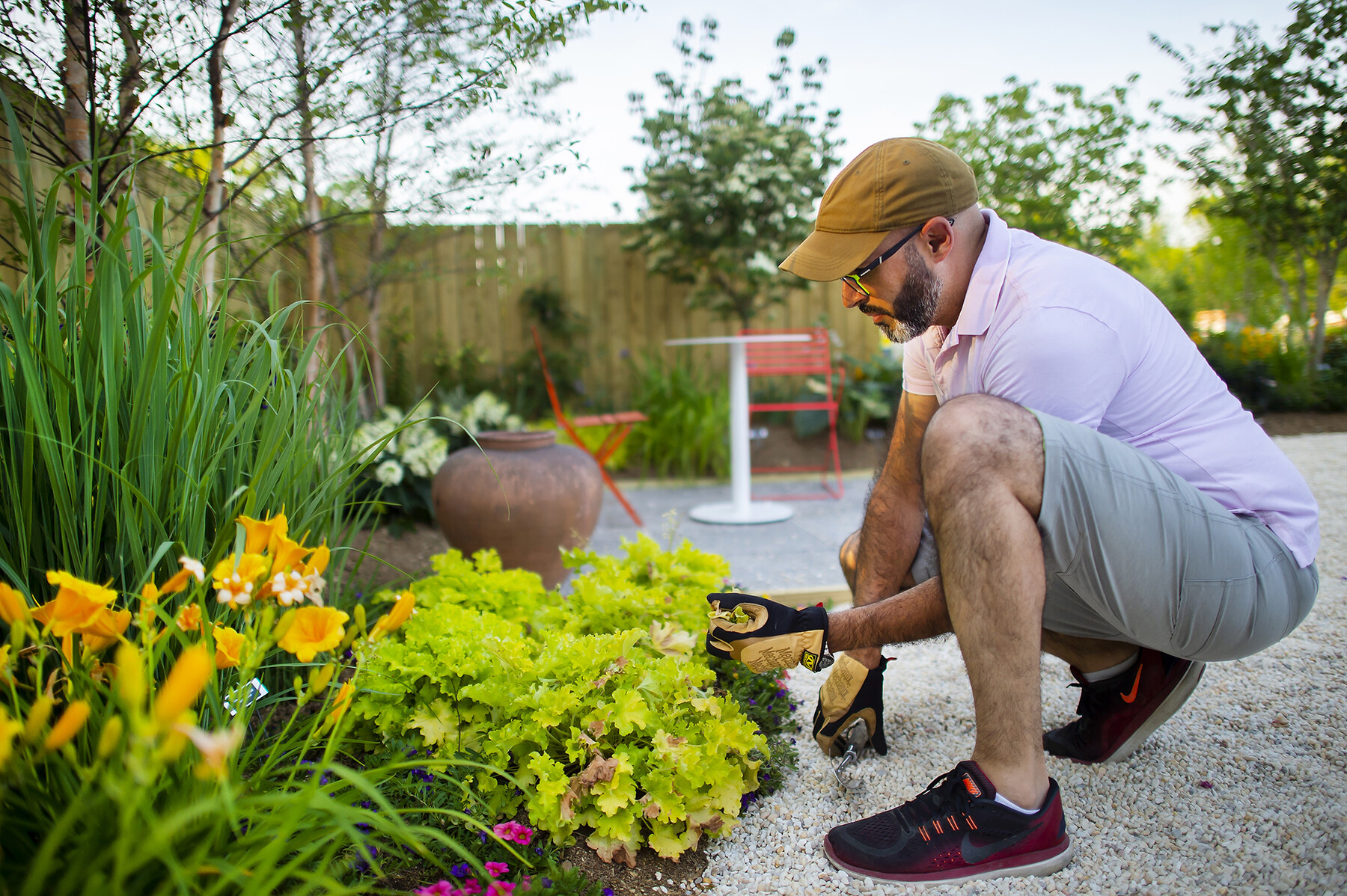 Abdallah Tabet examines flowers
