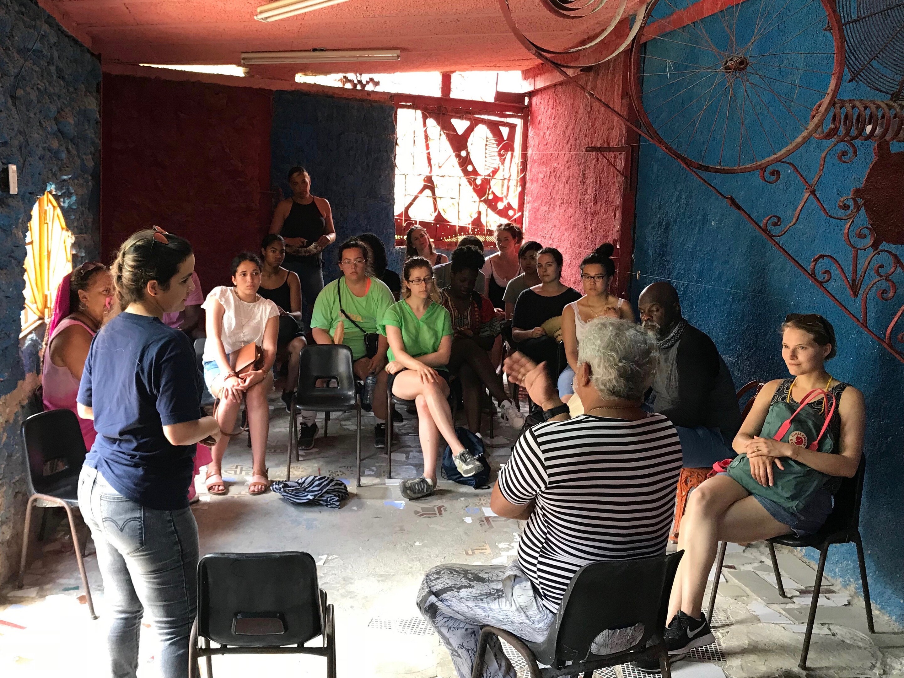 Penn-students-in-Cuba-with-artist-Salvador-Gonzalez-Escalona.