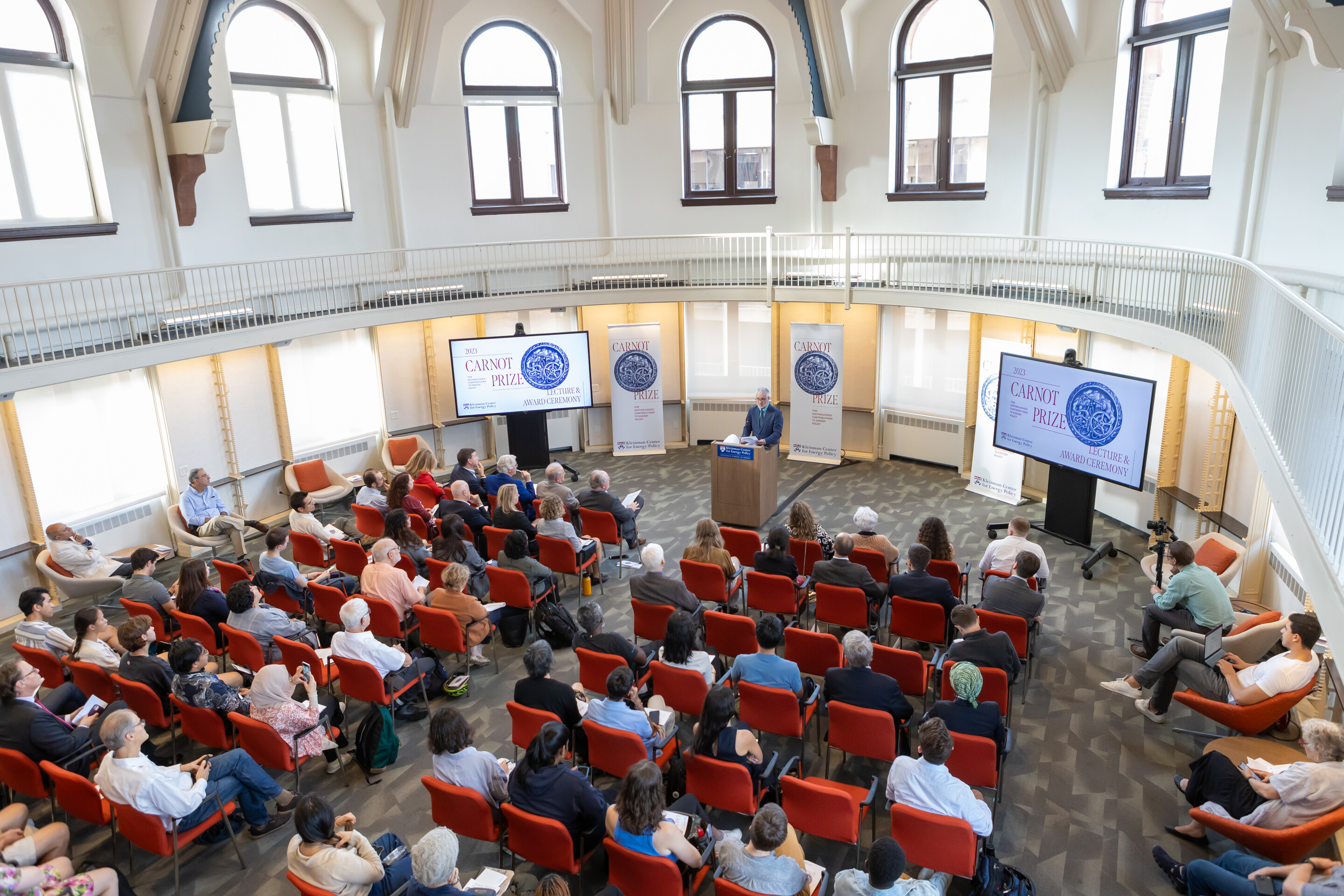 Ramón Méndez Galain speaks at award ceremony.