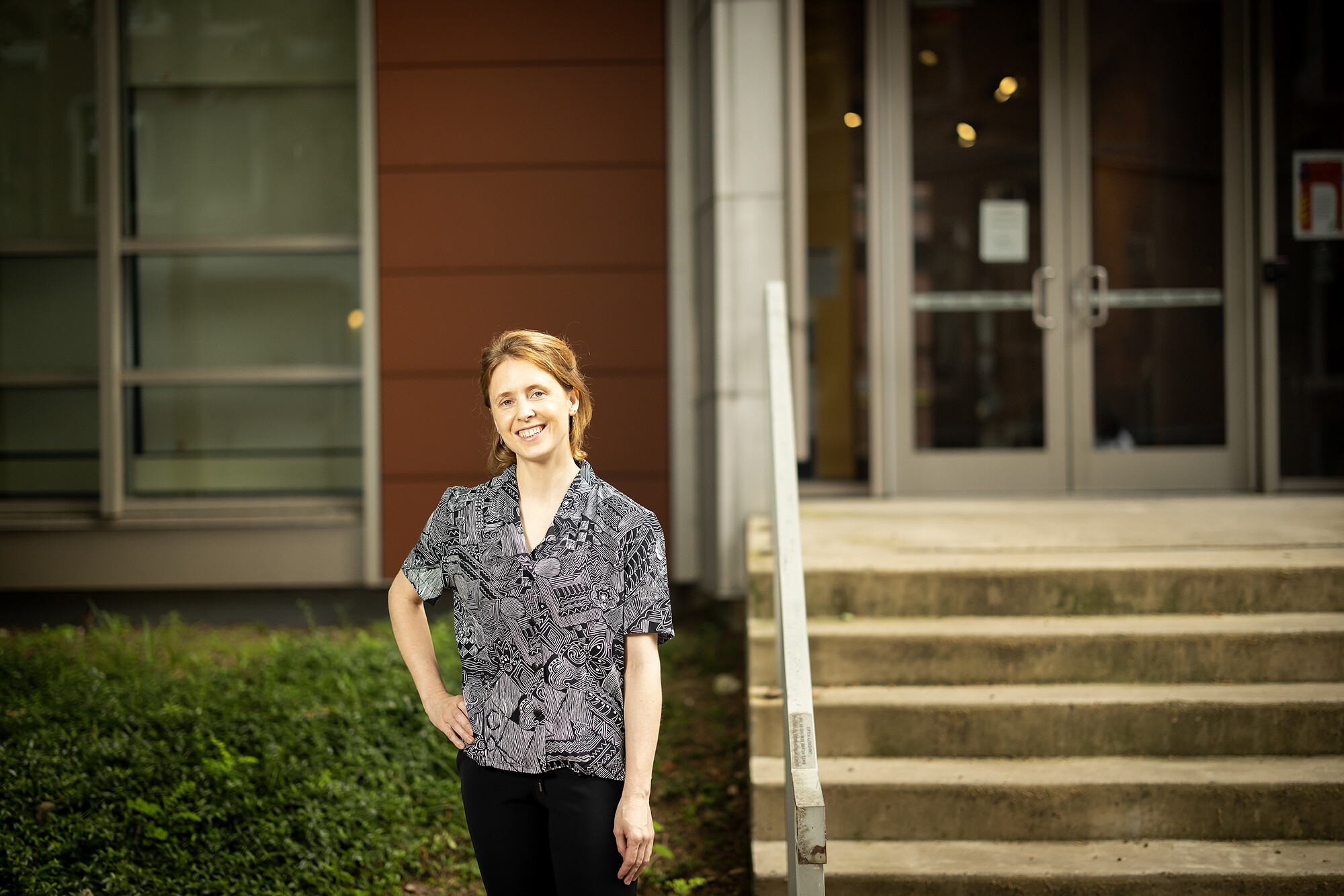 Katherine Scahill poses with her right hand on her hip in front of the Lerner Center on Penn's campus.