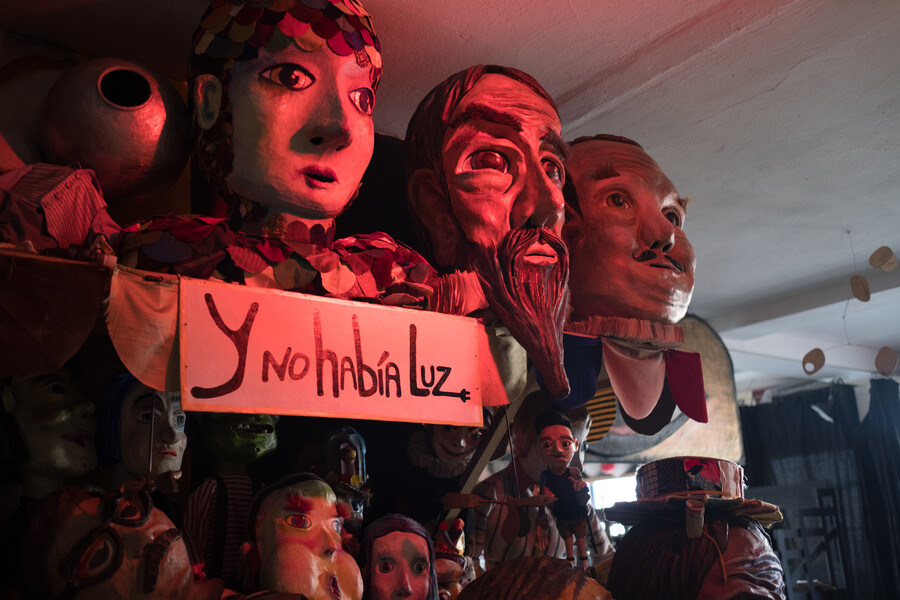 No Habia Luz puppets