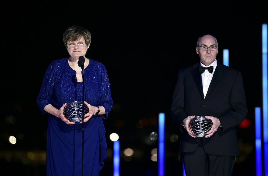 Katalin Karikó and Drew Weissman on stage receiving the Breakthrough Prize.