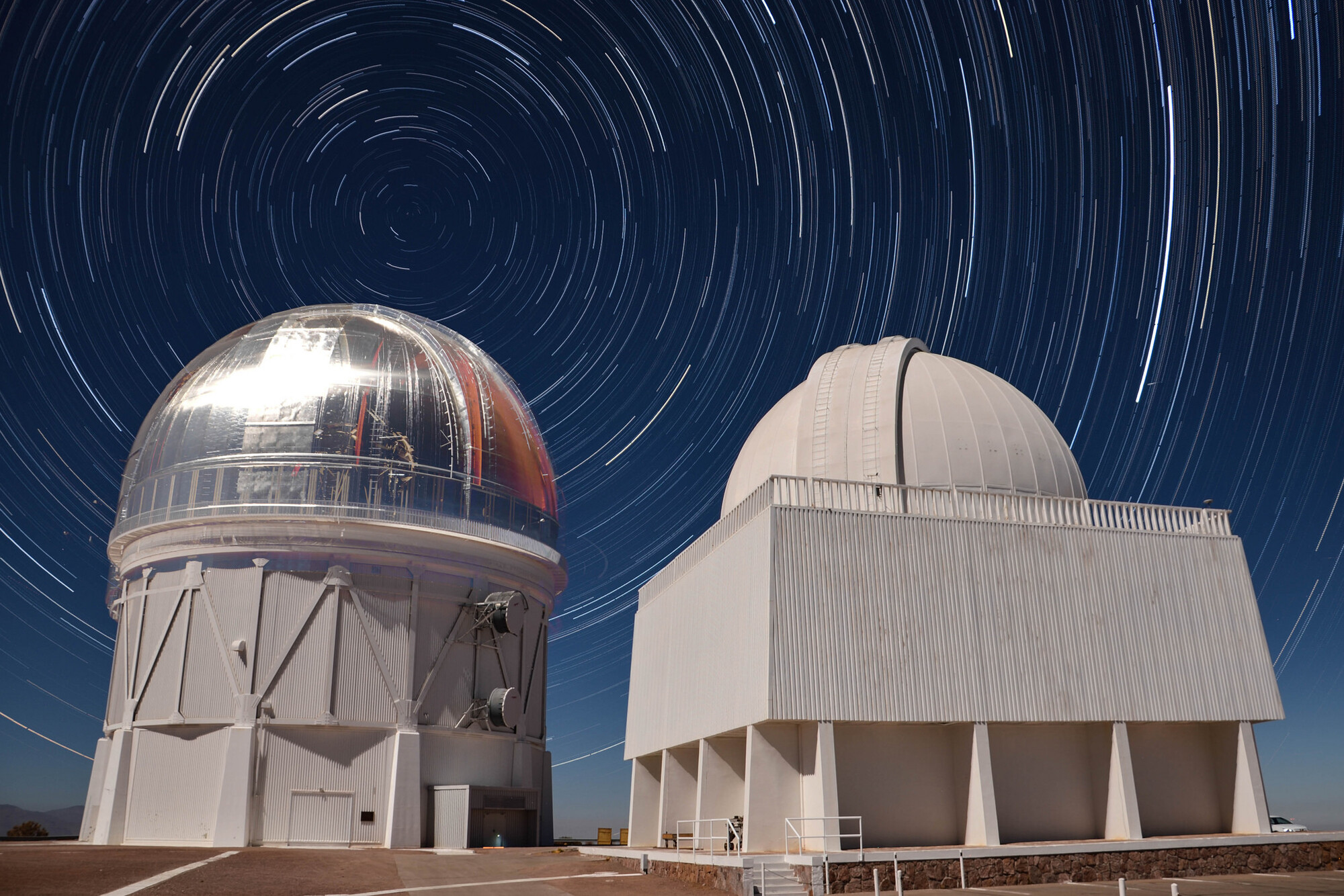 Dark energy telescope with star trails