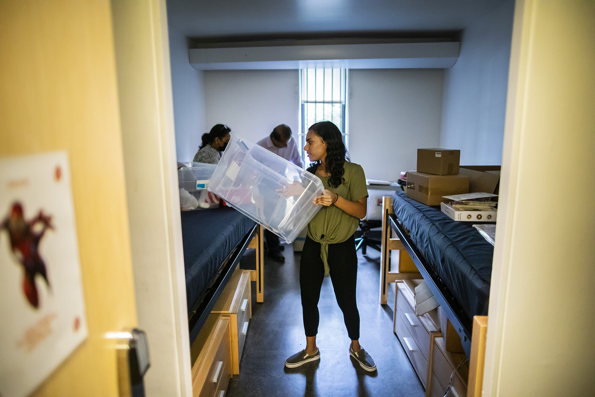 student moving into dorm