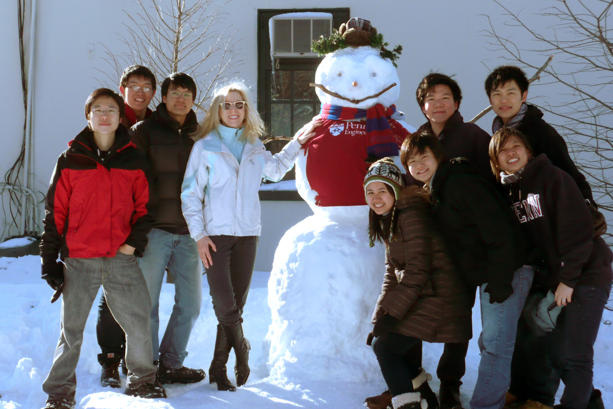 penn president amy gutmann with students in the snow