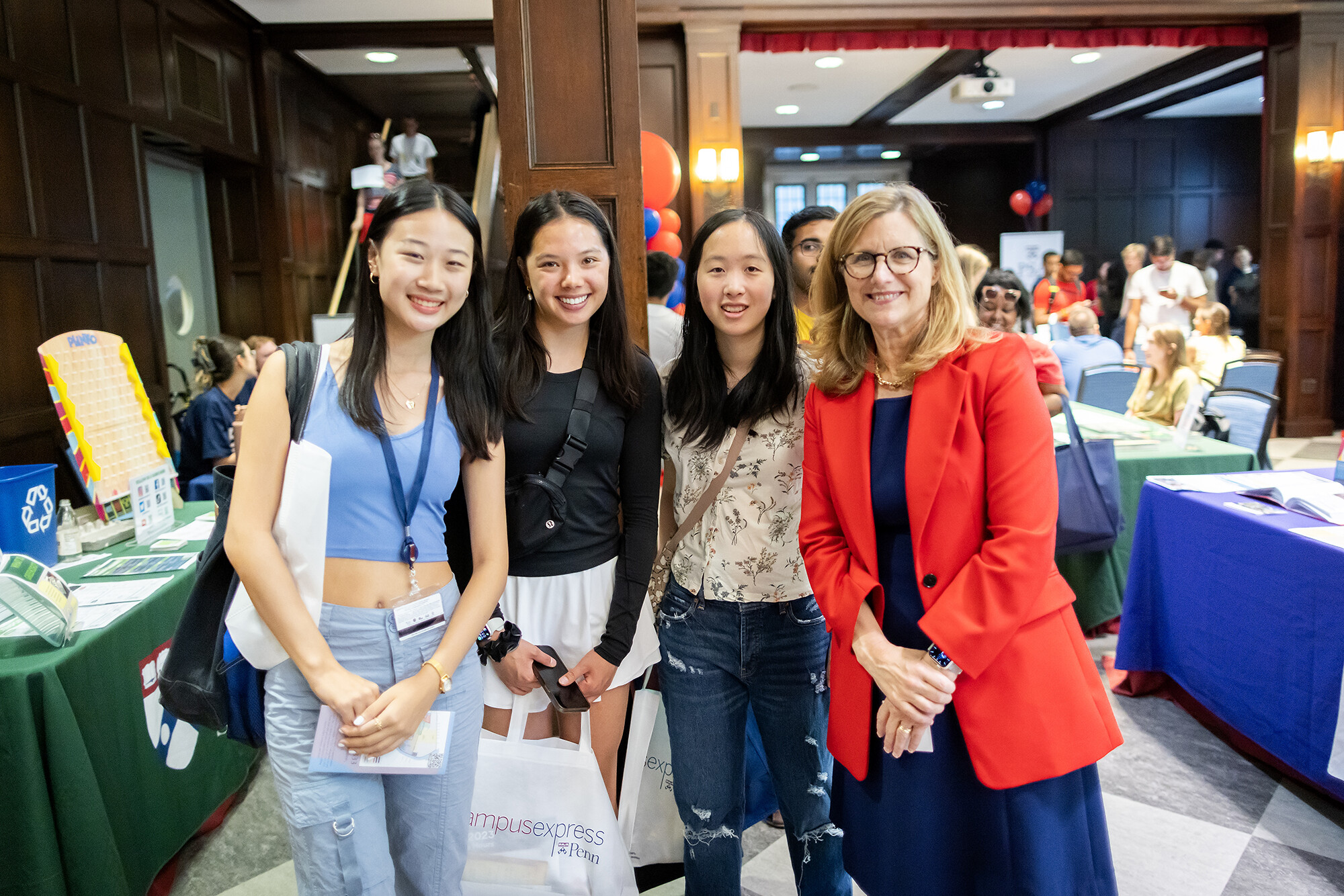 Penn president Liz Magill and three students at Penn’s NSO orientation.