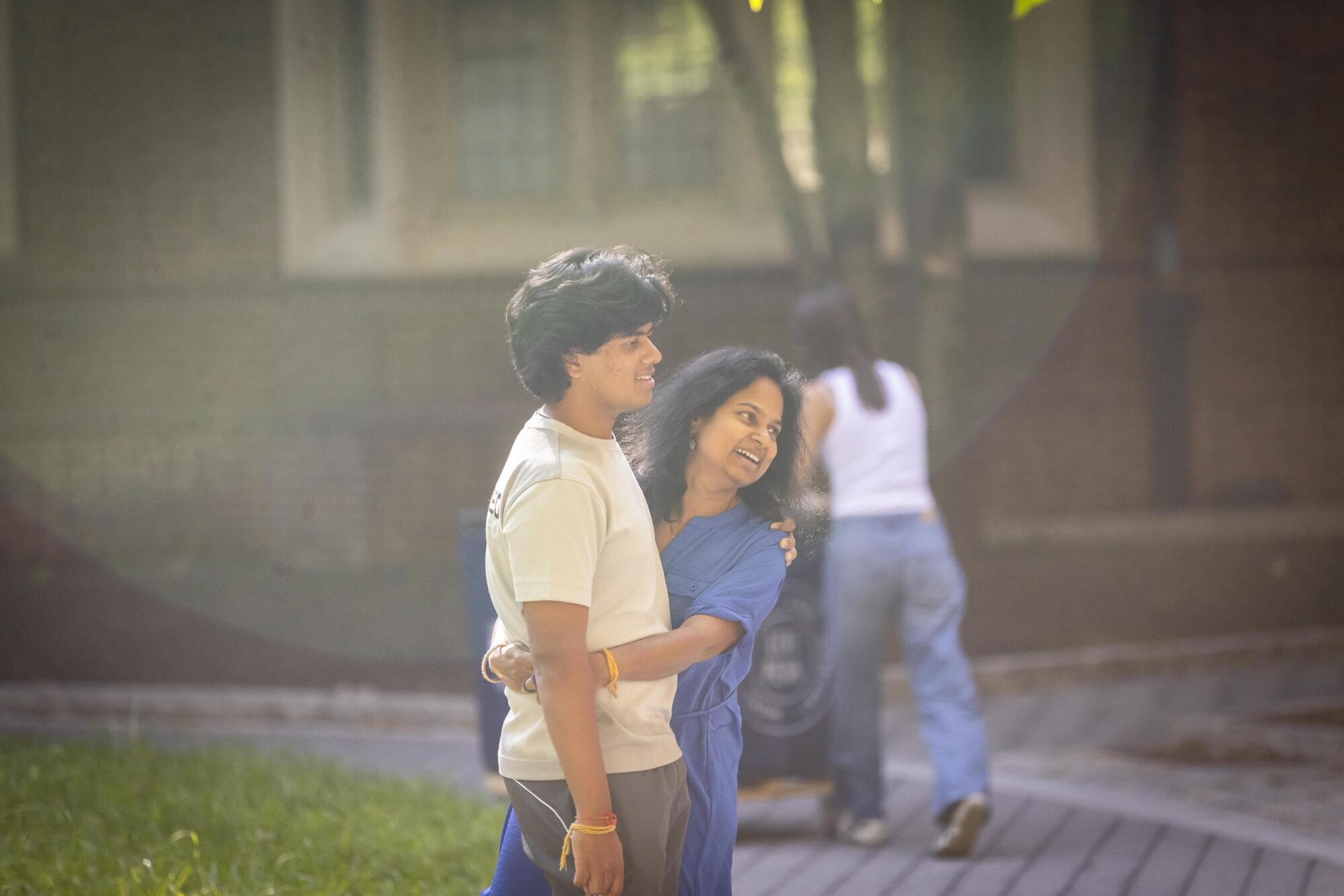 A parent hugs their child on Penn’s Move-In day.