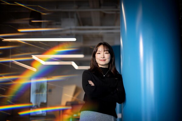 Eileen Feng leans against a pole. 