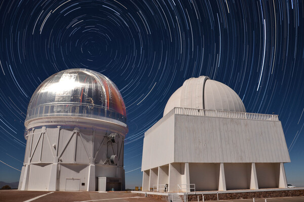 Dark energy telescope with star trails