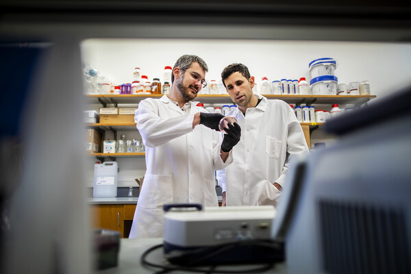 cesar de la fuente in his lab