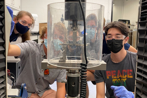 (Left to right) Michelle Paolicelli, David Nemeth, Michael Adjedj, Bryce Gunderman and Sebastian Miralles (left to right) break a composite material on the MSE Departmental Laboratory’s mechanical tester.
