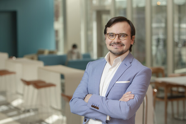Dental faculty member Alonso Carrasco-Labra