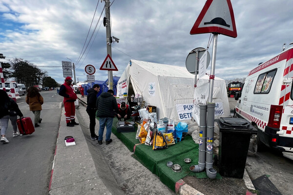 A roadside aid site at a Ukrainian border.