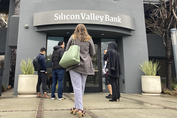 People waiting outside the entrance of Silicon Valley Bank.