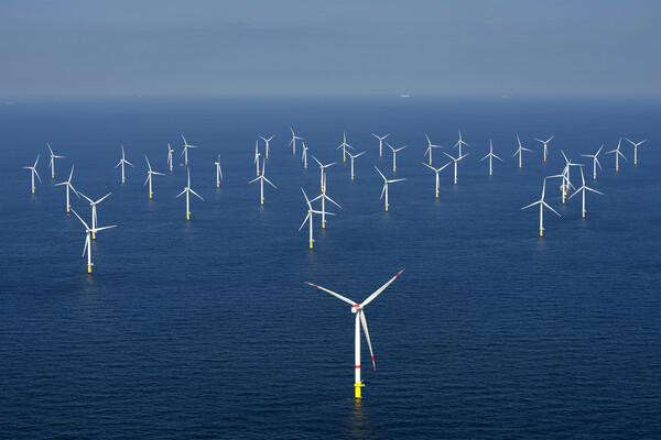 Cluster of windmills in an open sea.