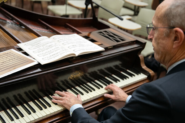 Jeffrey Kallberg playing a grand piano.