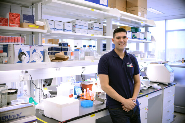 Andres Blanco in a lab at Penn Vet.
