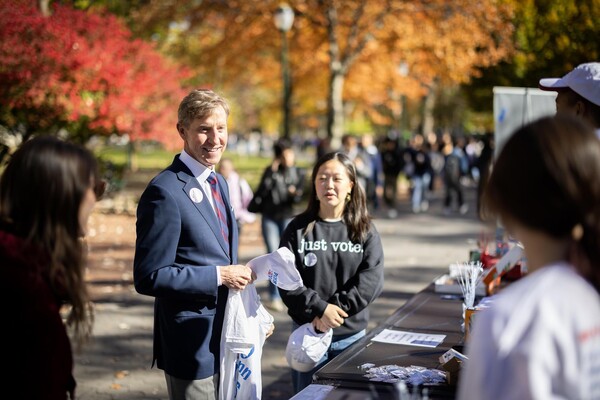 Penn President J. Larry Jameson outside on Locust Walk talking with members of PLTV.
