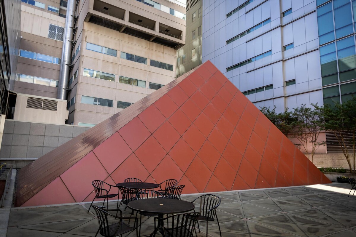 A red pyramid stands in a courtyard at the Hospital of the University of Pennsylvania.